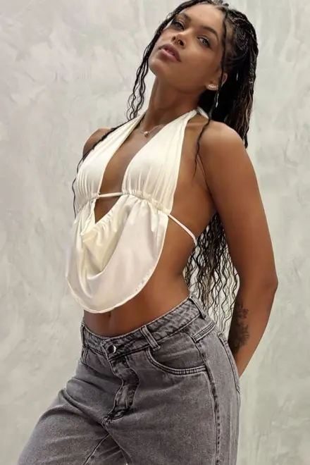 CROPPED V OLIVIA